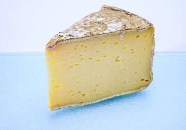 Tomme de Montagne peyniri ya da Fransız Alplerindeki inek sütünden yapılan tomme de savoie