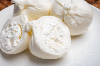 Puglia 'dan taze el yapımı İtalyan peyniri yemek, beyaz burrata topları veya mozzarella ve kremadan yapılmış burratina peyniri yemek.