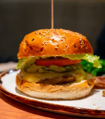 Organik vejetaryen burger, sebzeli tavuk burger, vejetaryen peynir, yeşil marul ve fırında patates.