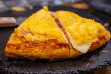 Bask ülkesinin tipik aperatifleri, pinktolar, yumurta omleti ve farklı malzemelerle birlikte küçük bir parça ekmek, San-Sebastian veya Bilbao, İspanya 'da barda servis edilir.