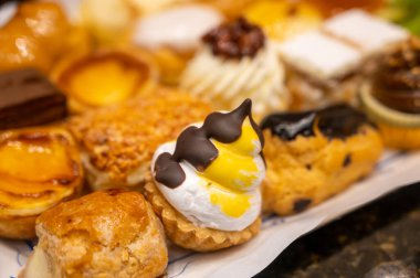 Lezzetli taze fırınlanmış renkli pastalar, kremalı turtalar ve meyveler Bilbao, Bask Bölgesi, İspanya 'daki ziyafet fırınında sergileniyor.