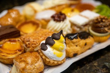 Lezzetli taze fırınlanmış renkli pastalar, kremalı turtalar ve meyveler Bilbao, Bask Bölgesi, İspanya 'daki ziyafet fırınında sergileniyor.