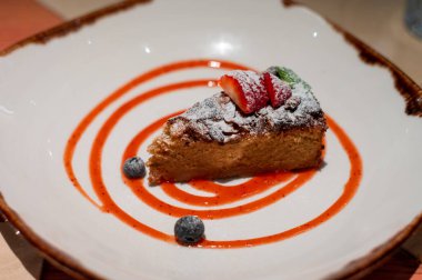 İspanya 'nın Bask Bölgesi Bilbao kentindeki vejetaryen restoranında taze meyveli nefis rengarenk vejetaryen badem keki.