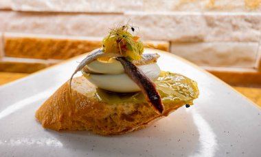 Bask ülkesinin tipik aperatifleri, küçük ekmek parçaları, deniz ürünleri, yumurta, peynir içeren pinkholar, San-Sebastian veya Bilbao, İspanya 'daki barlarda servis edilen küçük ekmekler.