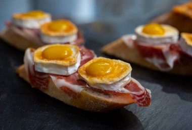 Bask ülkesinin tipik aperatifleri, pinktolar, balıklı, jambonlu ve farklı malzemeli küçük bir parça ekmek, San-Sebastian veya Bilbao, İspanya 'da barda servis edilir.