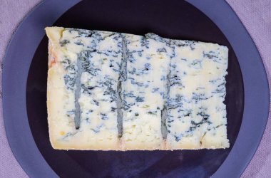 İtalyan yemeği, tereyağı veya sert mavi peynir Gorgonzola, Milan, İtalya 'da inek sütünden yapılır.