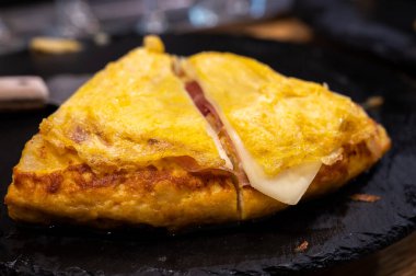 Bask ülkesinin tipik aperatifleri, pinktolar, yumurta omleti ve farklı malzemelerle birlikte küçük bir parça ekmek, San-Sebastian veya Bilbao, İspanya 'da barda servis edilir.