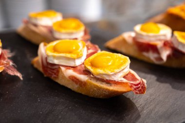 Bask ülkesinin tipik aperatifleri, pinktolar, balıklı, jambonlu ve farklı malzemeli küçük bir parça ekmek, San-Sebastian veya Bilbao, İspanya 'da barda servis edilir.