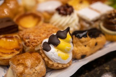 Lezzetli taze fırınlanmış renkli pastalar, kremalı turtalar ve meyveler Bilbao, Bask Bölgesi, İspanya 'daki ziyafet fırınında sergileniyor.