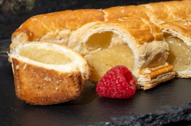 Taze fırında Hollanda baharatlı kurabiyeler, puf böreklerinden, sonbahar renklerinde bademlerle koyu taşlara yakın.