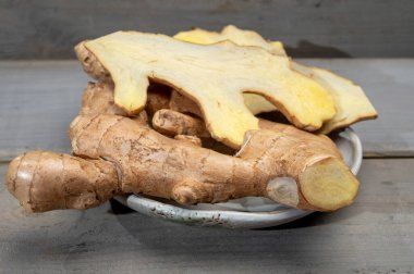 Geleneksel ilaçlarda ve lezzet öğünlerinde kullanılan taze organik zencefil rhizome kökü, tüm dünyada yakından içilir.