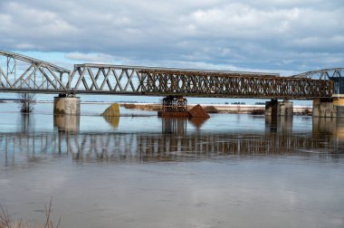 Çeçe, Pomeranya Voyvoda Wisla nehri üzerindeki tarihi köprüye kışın Polonya