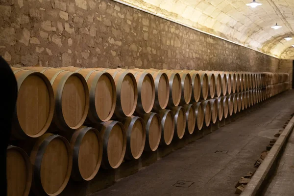 ワインの熟成プロセスのための地下のセラーで古いフランスのオーク材の木樽 スペインのラ リオハ地域でのワイン製造 — ストック写真