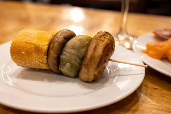 在西班牙圣塞巴斯蒂安或毕尔巴鄂的酒吧就餐时 用巴斯克乡村的典型小吃 小吃或小吃 小吃或小吃 小面包和小吃等配餐 — 图库照片