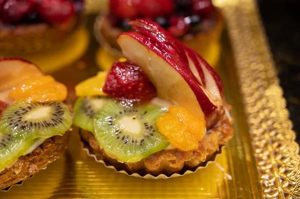 Deliciosos Coloridos Pasteles Recién Horneados Decorados Tartas Con Crema Frutas —  Fotos de Stock