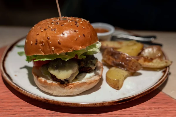 Zdravé Jídlo Organický Vegetariánský Burger Rostlinnými Falafelovými Koulemi Veganským Sýrem — Stock fotografie