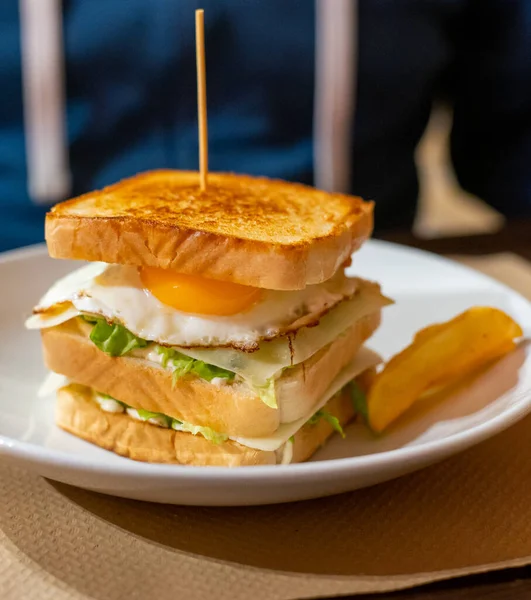 Бистро Подают Вегетарианский Бутерброд Белым Хлебом Яйцом Зеленым Салатом Сыром — стоковое фото