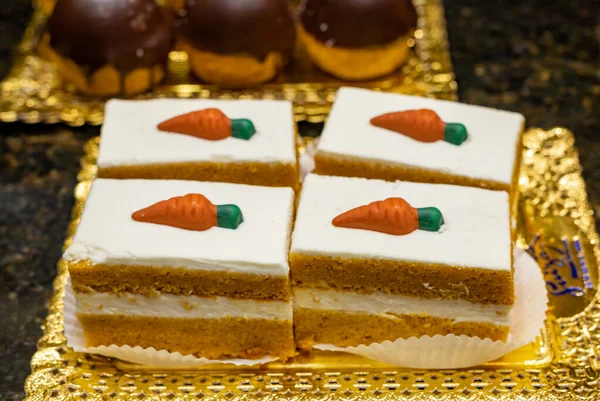 Deliciosos Coloridos Pasteles Recién Horneados Decorados Tartas Con Crema Frutas — Foto de Stock