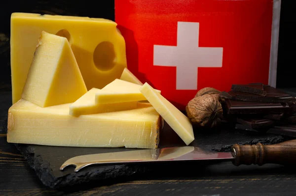 Sortiment Schweizer Käse Emmental Oder Emmentaler Mittelharter Käse Mit Runden — Stockfoto