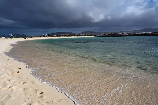 Λευκή Άμμος Γαλάζια Νερά Και Θυελλώδη Σύννεφα Στην Παραλία Concha — Φωτογραφία Αρχείου