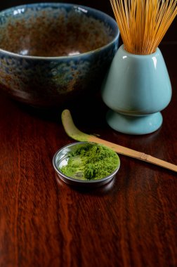Doğu Asya ve Japonya 'da tüketilen özel yetişmiş ve işlenmiş yeşil çay yapraklarının ince toprak tozundan yeşil kibrit çayı hazırlama.