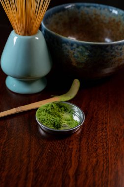 Doğu Asya ve Japonya 'da tüketilen özel yetişmiş ve işlenmiş yeşil çay yapraklarının ince toprak tozundan yeşil kibrit çayı hazırlama.