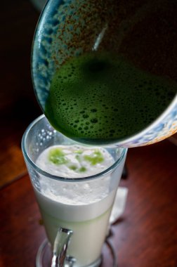 Doğu Asya ve Japonya 'da tüketilen özel yetişmiş ve işlenmiş yeşil çay yapraklarının ince toprak tozundan yeşil kibrit çayı hazırlama.