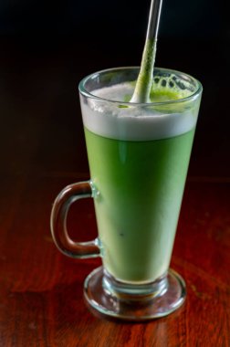 Bir bardak yeşil kibrit çayı özel olarak yetişmiş ve işlenmiş yeşil çay yapraklarından yapılır Doğu Asya 'da sıcak kremşantili süt ile tüketilir.