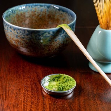 Doğu Asya ve Japonya 'da tüketilen özel yetişmiş ve işlenmiş yeşil çay yapraklarının ince toprak tozundan yeşil kibrit çayı hazırlama.