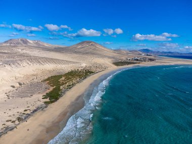 Sotavento sahilinin kumlu kum tepeleri ve turkuaz suyu, Costa Calma, Fuerteventura, Kanarya Adaları, İspanya kışın