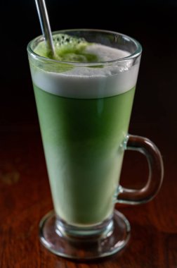 Bir bardak yeşil kibrit çayı özel olarak yetişmiş ve işlenmiş yeşil çay yapraklarından yapılır Doğu Asya 'da sıcak kremşantili süt ile tüketilir.