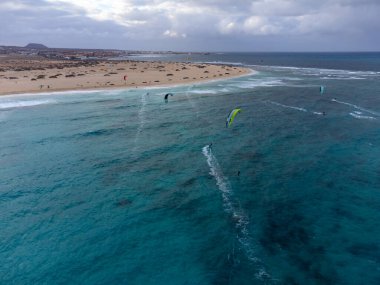 Beyaz kumlu Corallejo kumulları, plaj, okyanus dalgaları ve kışın uçurtma sörfçüleri, Fuerteventura, Kanarya adaları, İspanya