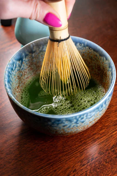 Preparação Chá Verde Matcha Finamente Moído Folhas Chá Verde Especialmente — Fotografia de Stock