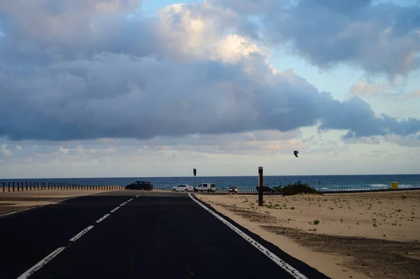 西班牙加那利群岛 弗尔特文图拉 在色彩艳丽的落日下 驾驶着汽车穿过科拉廖岛海滩附近的白色沙丘 — 图库照片