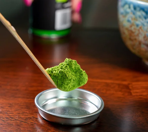 Preparación Matcha Verde Partir Polvo Finamente Molido Hojas Verde Especialmente — Foto de Stock