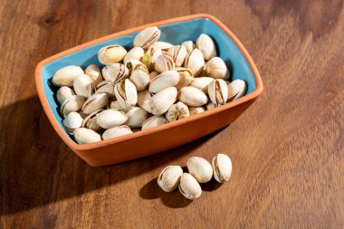 Kızarmış şam fıstığı, lezzetli sağlıklı vejetaryen atıştırmalığı.