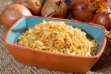Kurumuş sarı soğan frakeleri, Asya mutfağında kullanılır.