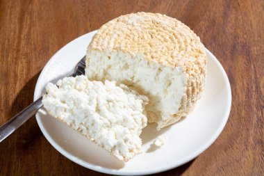 Polonya beyazı, Polonya 'da üretilen lor, kuark veya süzme peynire kıyasla füme süt twarog peyniri, beyaz inek peyniri kaymağını yedi.