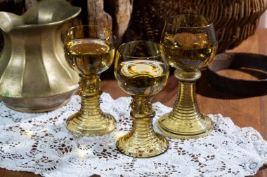 Antika Alman cam eşyalar, eski Hollanda tarzı Rummer ya da el yapımı beyaz dantelli masa örtüsü üzerinde beyaz riesling şarabı için roemer gözlükleri.