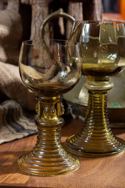Boş antika Alman cam eşyalar, eski Hollanda tarzı Rummer ya da beyaz şarap için roemer bardakları.