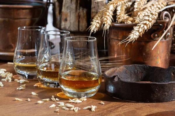 Speyside Scotch Whisky Tasting Glasses Velha Mesa Vintage Madeira Escura — Fotografia de Stock