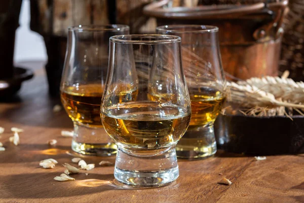 Piccoli Bicchieri Degustazione Con Whisky Scozzese Invecchiato Vecchio Tavolo Vintage — Foto Stock