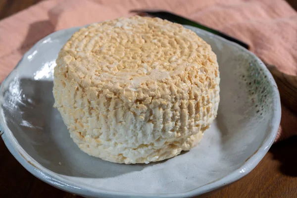 ポーランドの白スキミング新鮮なスモークミルクトワーグチーズ カード クォーク またはコテージチーズと比較して白い牛チーズポーランド製 — ストック写真