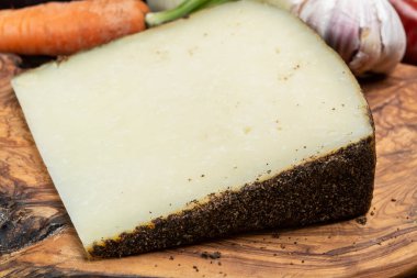 Peynir koleksiyonu, yıllanmış İtalyan koyun peyniri Sicilya adasından kara pecorino ya da pecorino nero di Sicilya yakın plan