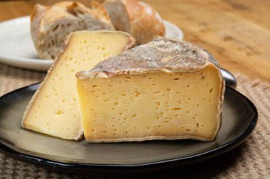 Fransız Alpleri, Fransa 'da inek sütünden yapılan tomme de savoie peyniri parçaları.