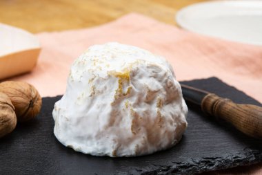 Peynir koleksiyonu, yumuşak inek Fransız peyniri küflü Gaperon zanaatkarlığı biberli ve sarımsaklı Auvergne, Fransa