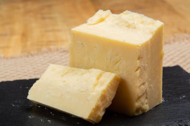 İngiliz peynirleri koleksiyonu, İngiliz olgunlaşmış füme çedar peyniri yakın plan