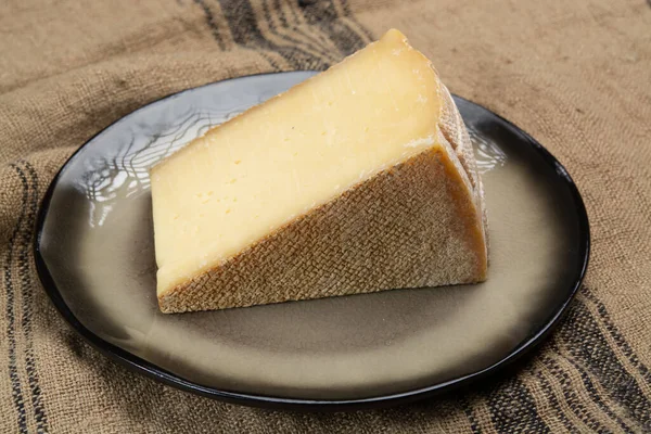 Sviçre Peyniri Koleksiyonu Pastörize Edilmemiş Inek Sütünden Yapılmış Gruyere Peyniri — Stok fotoğraf