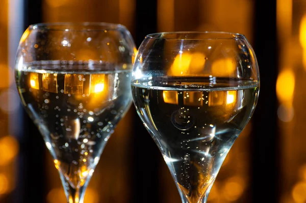 Окуляри Брудного Шампанського Бульбашки Вина Склянці Тюльпанів Вечірньому Барі Вогні — стокове фото