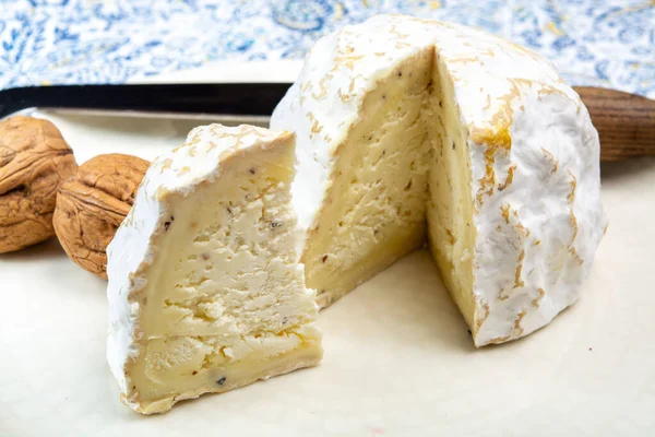Peynir Koleksiyonu Yumuşak Inek Fransız Peyniri Küflü Gaperon Zanaatkarlığı Biberli — Stok fotoğraf